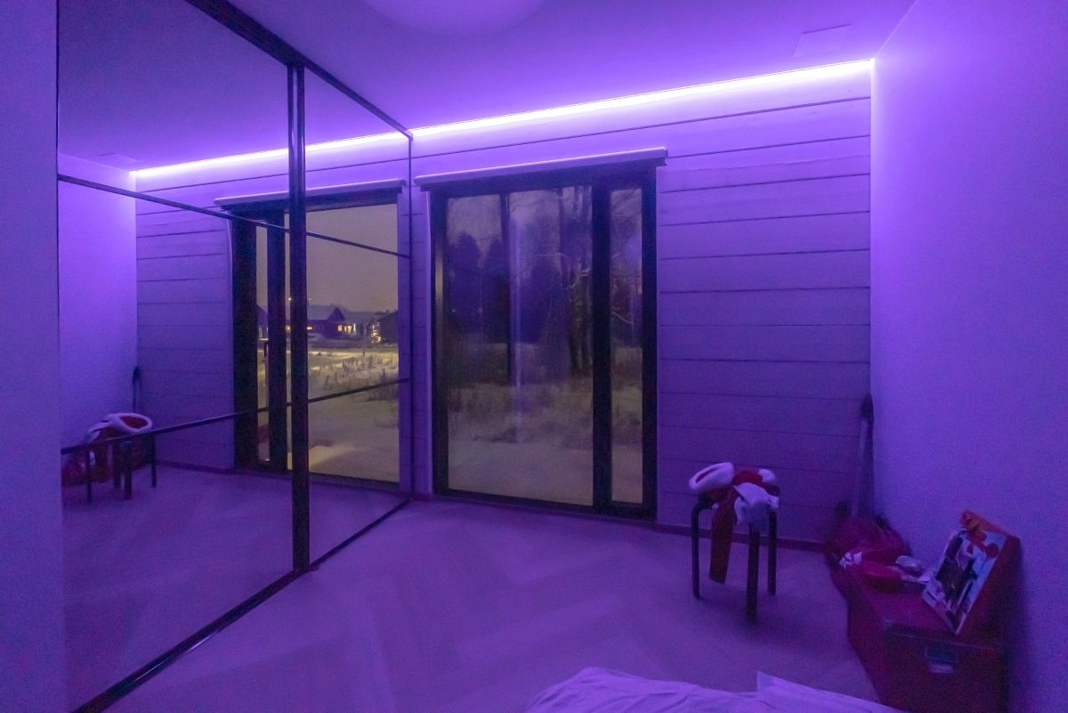 Deep purple atmosphere in a children's room with an indirect RGB led strip on the ceiling/wall border